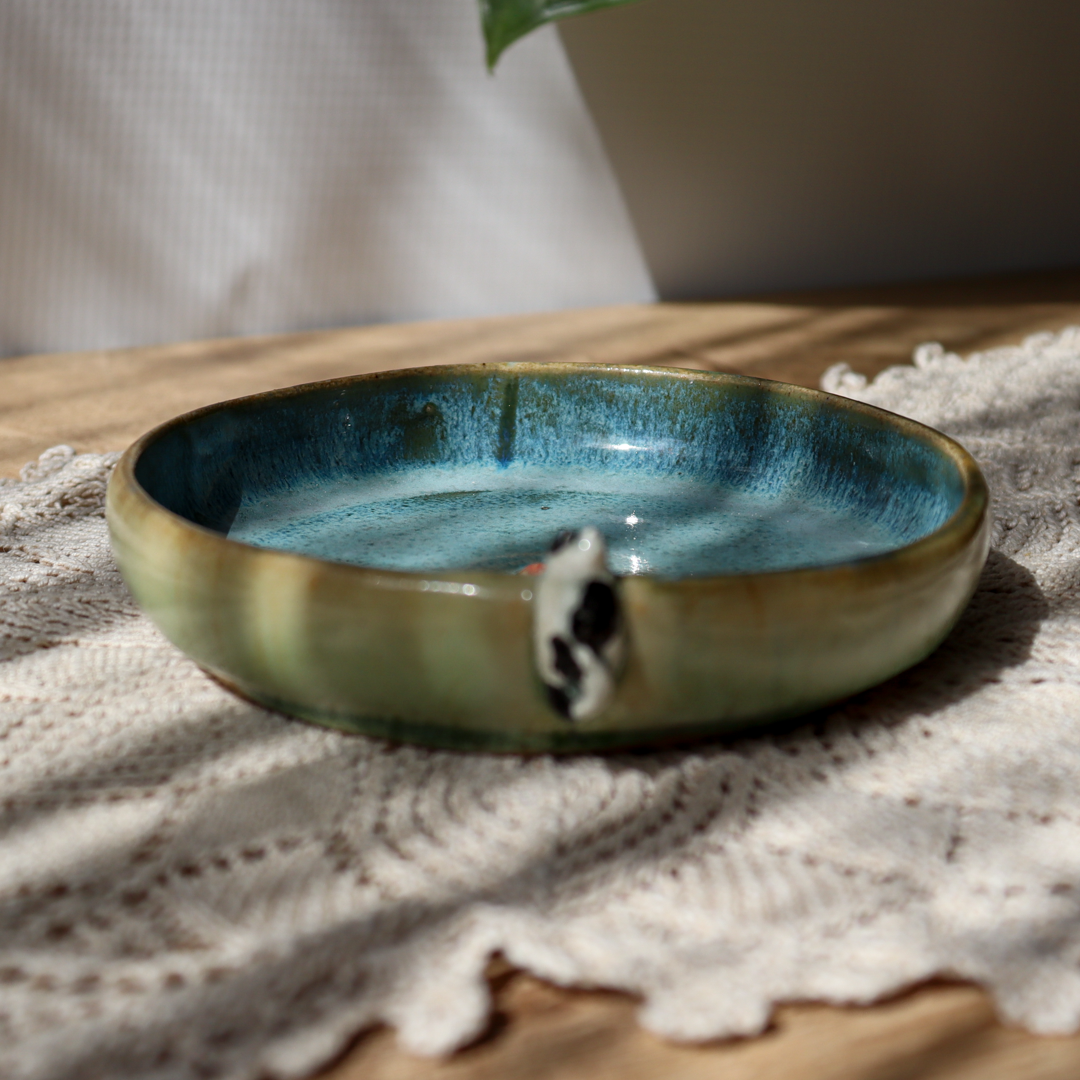 Głęboki talerzyk ceramiczny śr. 12cm - Kotek z rybką - obrazek 2