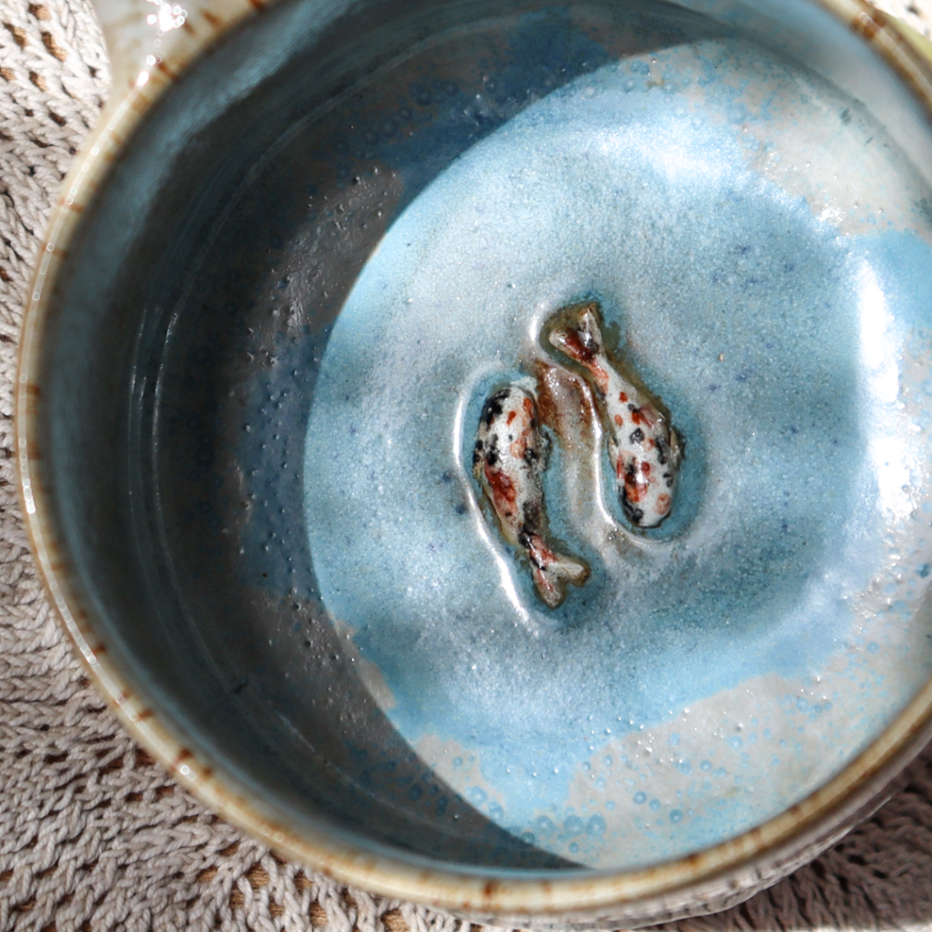 ceramiczny-kubek-bezowy-blekitny-koi (2)