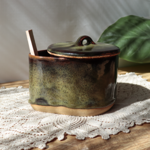 Ceramiczny pojemnik na sól z drewnianą łyżeczką 600ml