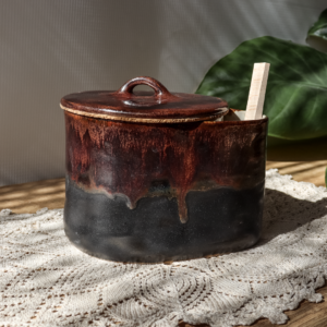 Ceramiczny pojemnik na sól z drewnianą łyżeczką 600ml