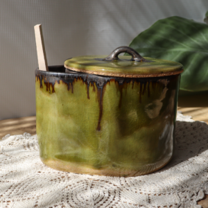 Ceramiczny pojemnik na sól z drewnianą łyżeczką 600ml
