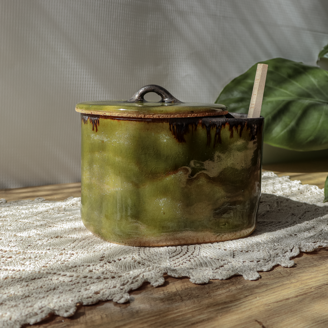 Ceramiczny pojemnik na sól z drewnianą łyżeczką 600ml - obrazek 5