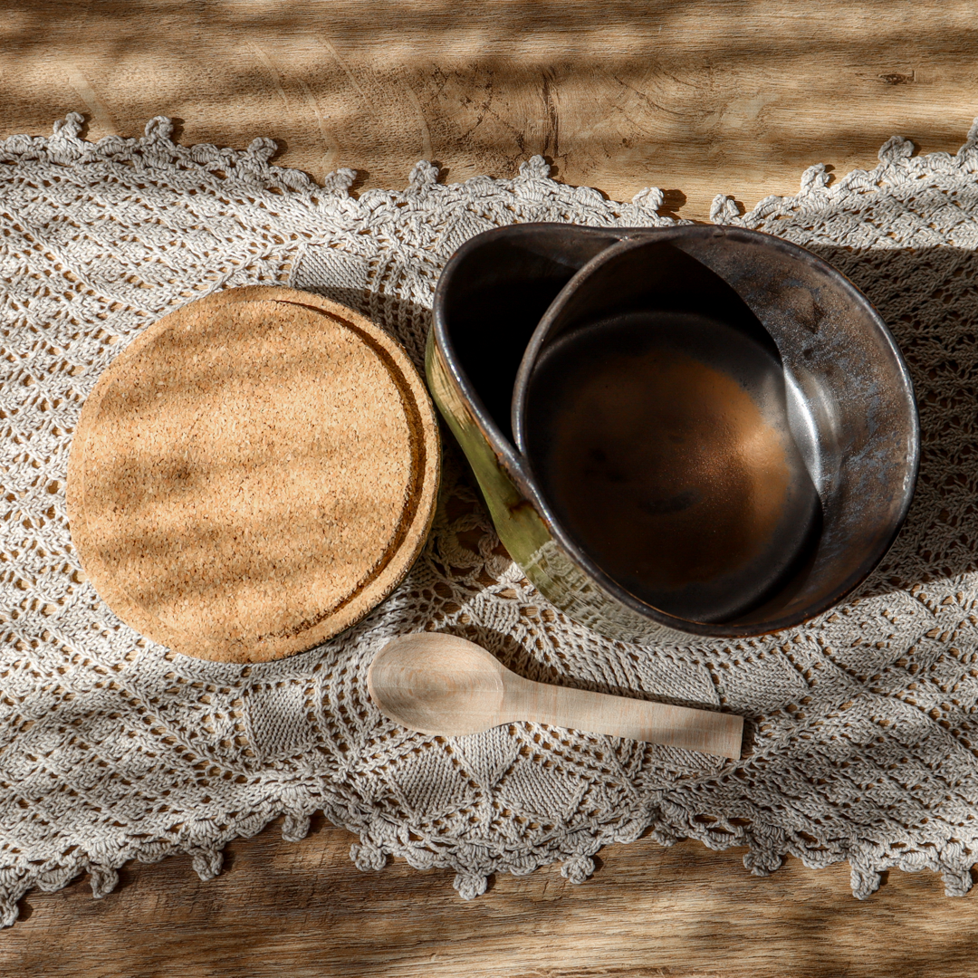 Ceramiczny pojemnik na sól z drewnianą łyżeczką 600ml - obrazek 4