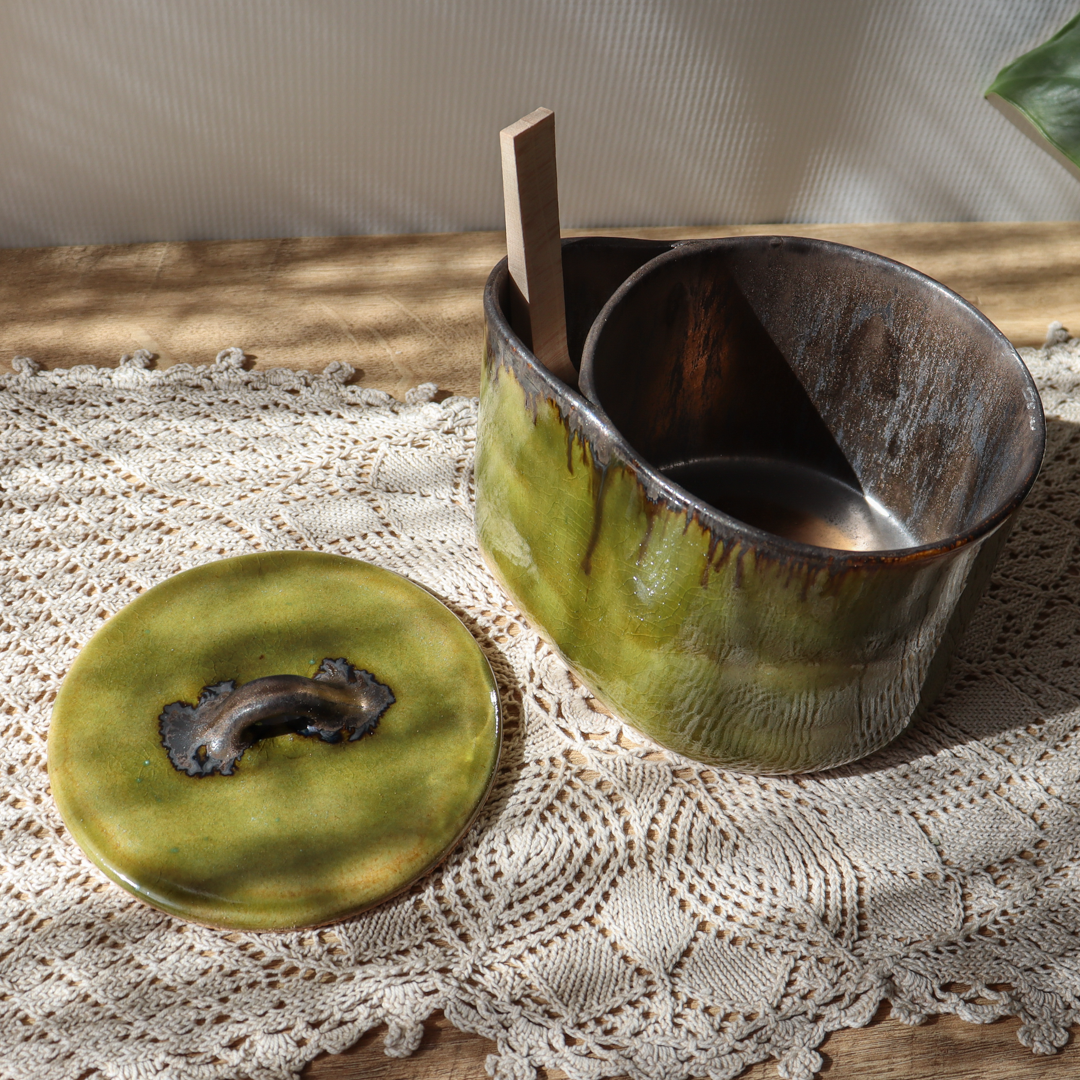 Ceramiczny pojemnik na sól z drewnianą łyżeczką 600ml - obrazek 3