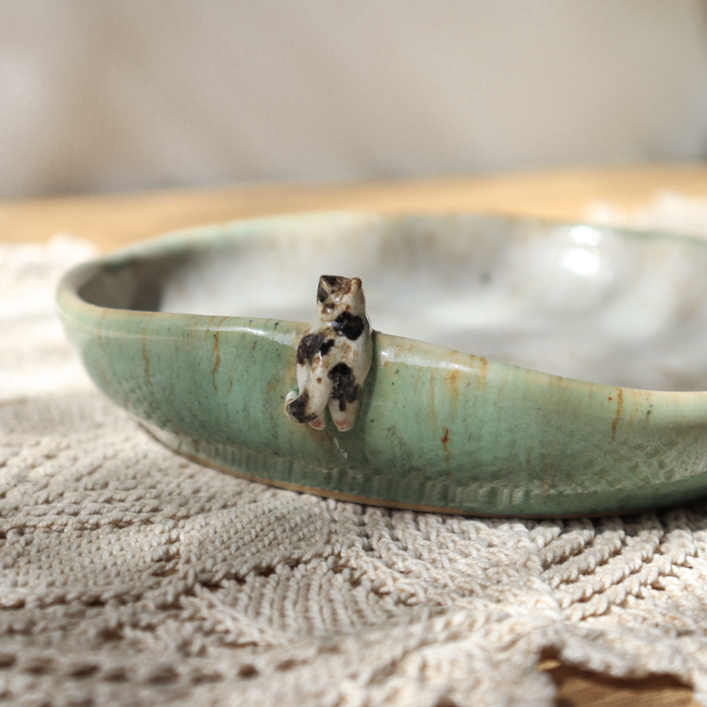 ceramiczny-talerzyk-bialy-zielony-kotek (2)